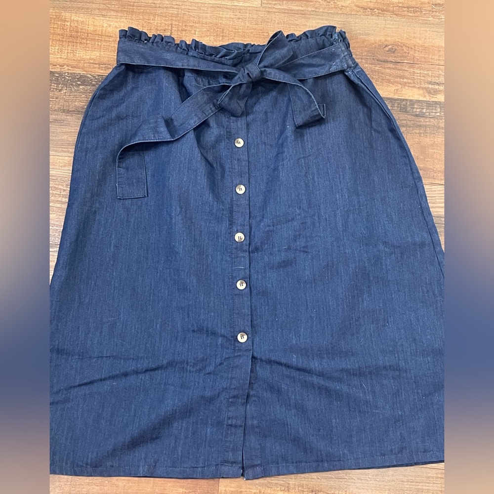 Chambray skirt elastic waist, faux button front with attached tie belt
